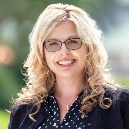 Julie Hartman Headshot 2019 (002) Julie Hartman Headshot 2019 (002)